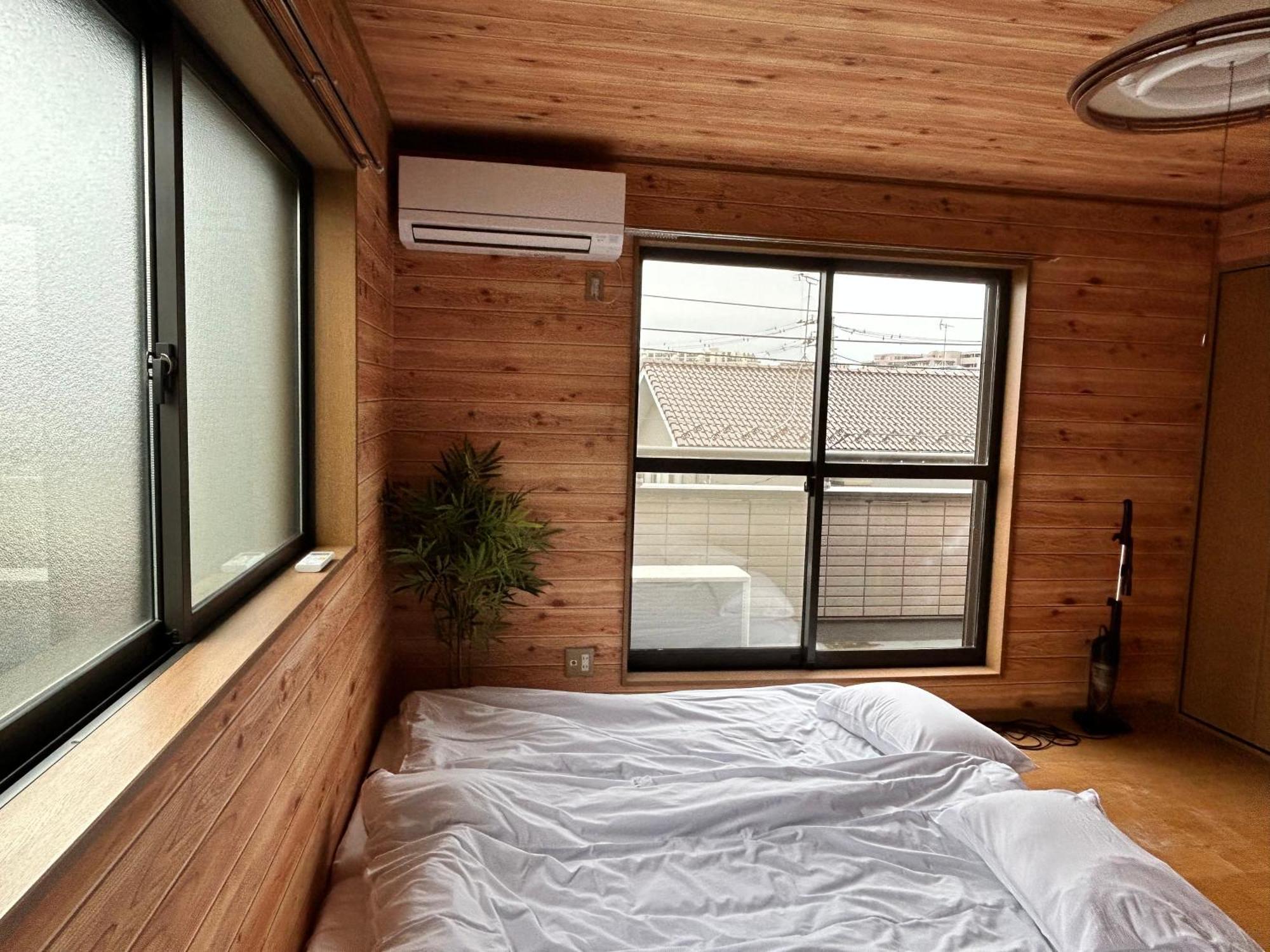 Log House With Free Parking Apartment